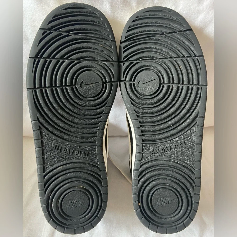Nike Court borough Mid 2 Size 7Y. CD7782-010. EUC